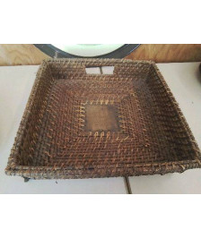PLATEAU EN RAFFIA 