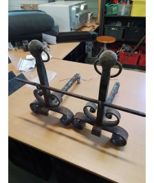 PAIRE DE CHENETS FONTE ET FER FORGÉ 