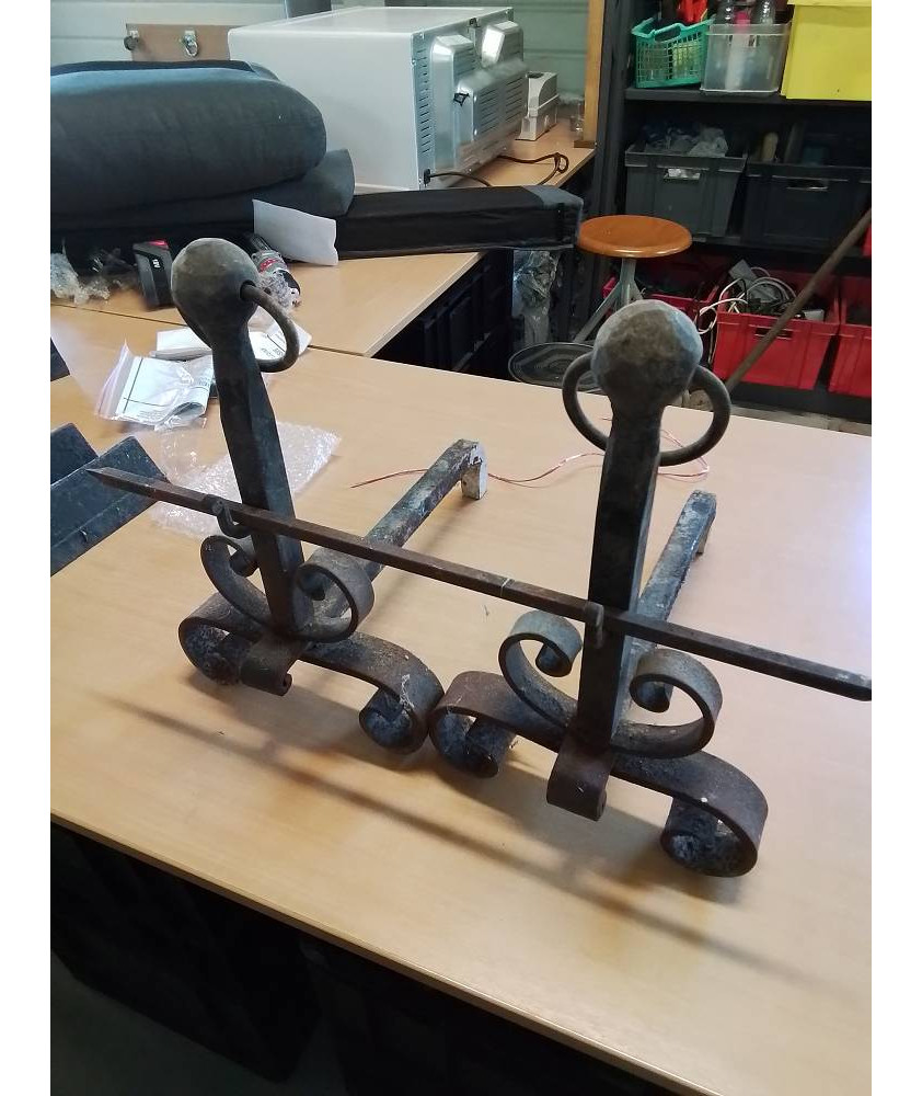 PAIRE DE CHENETS FONTE ET FER FORGÉ 