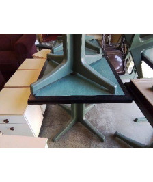 TABLE D’EXTERIEUR VERTE AVEC PIED CENTRAL 