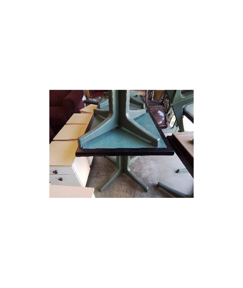 TABLE D’EXTERIEUR VERTE AVEC PIED CENTRAL 
