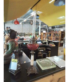 LAMPE A PETROLE COLONNE MARBRE VERRE ROUGE ET MÉTAL XIXE EN L\'ÉTAT 