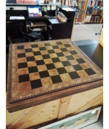 JEU D ECHECS BOIS  GAINÉ CUIR 45,5X45,5CM