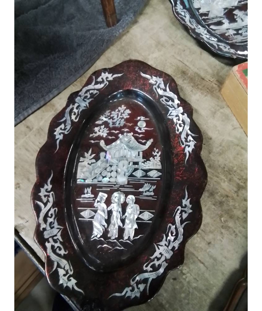 PLAT OVALE ASIATIQUE RÉSINE LAQUÉE A INCRUSTATIONS