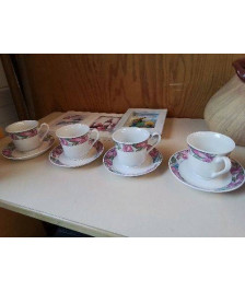 LOT DE 4 TASSES MOTIF FLORAL 