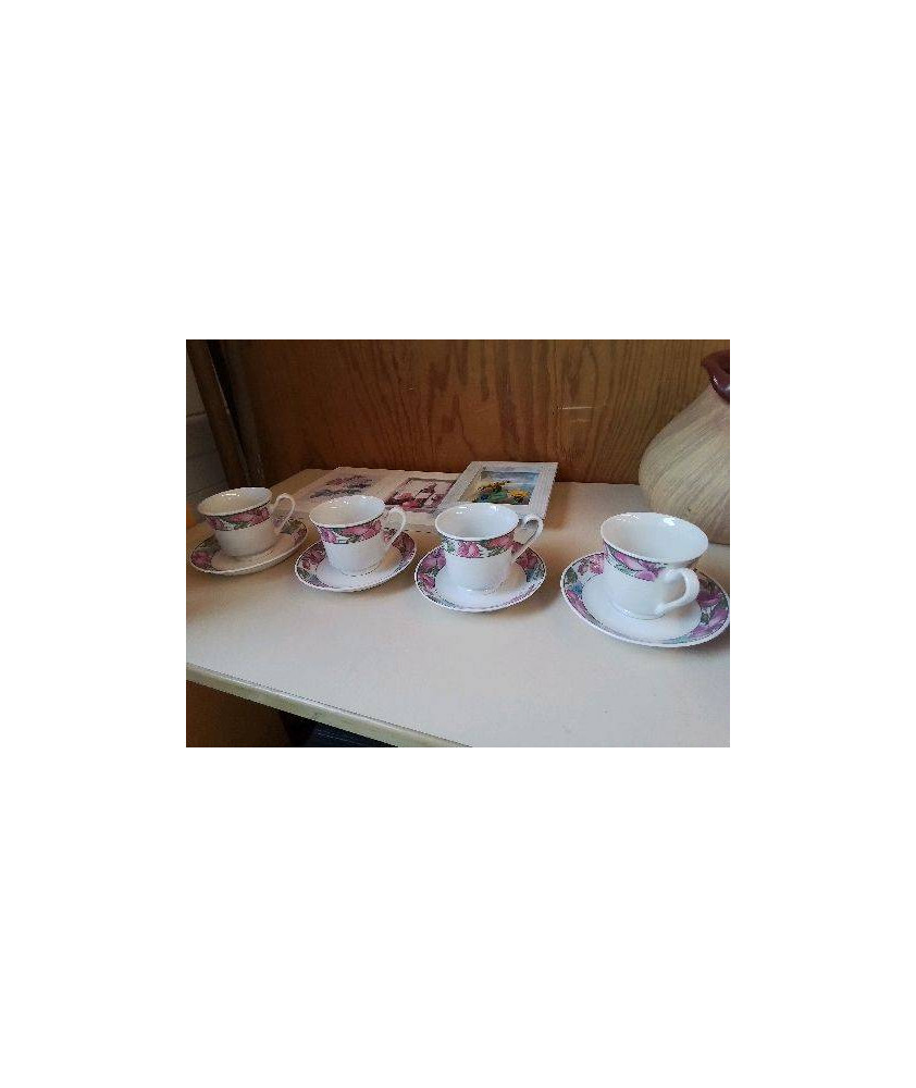 LOT DE 4 TASSES MOTIF FLORAL 