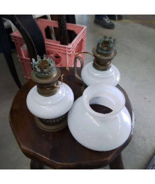 LAMPE A PETROLE OPALINE