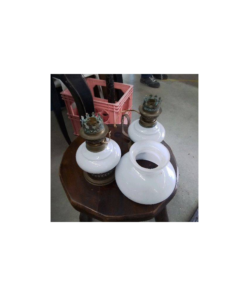 LAMPE A PETROLE OPALINE
