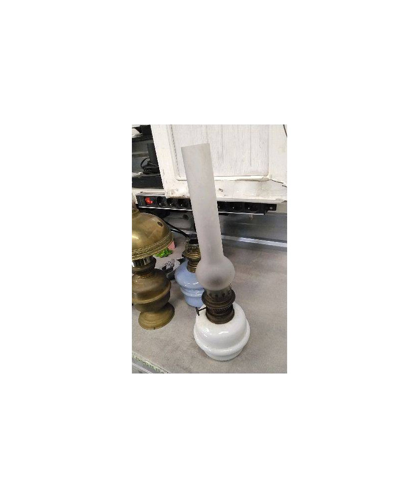 LAMPE A PETROLE PIED BLANC