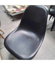 LOT 6 CHAISES NOIRES PLASTIQUES PIEDS BOIS