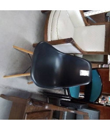 CHAISE NOIRE PLASTIQUE PIEDS BOIS