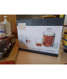 BOUTEILLE A WHISKY AVEC SES VERRES