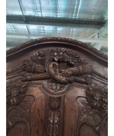 ARMOIRE DE MARIAGE PITCHPIN SCULPTÉ AUX COLOMBES