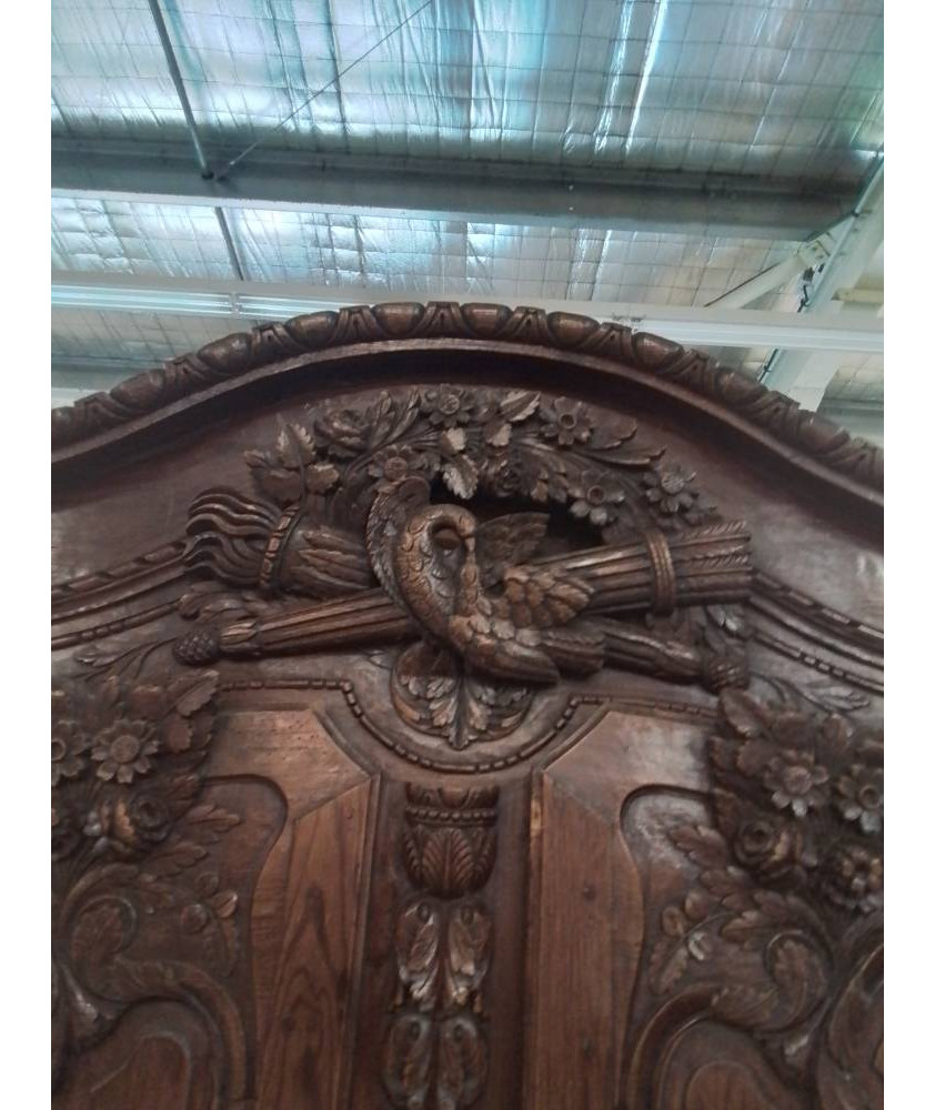 ARMOIRE DE MARIAGE PITCHPIN SCULPTÉ AUX COLOMBES