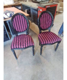 PAIRE DE CHAISES LOUIS XVI DOSSIER MÉDAILLON BOIS NOIR TISSU NOIR ET FUCHSIA