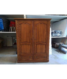 GRANDE ARMOIRE EN CHÊNE DORÉ DE STYLE RUSTIQUE