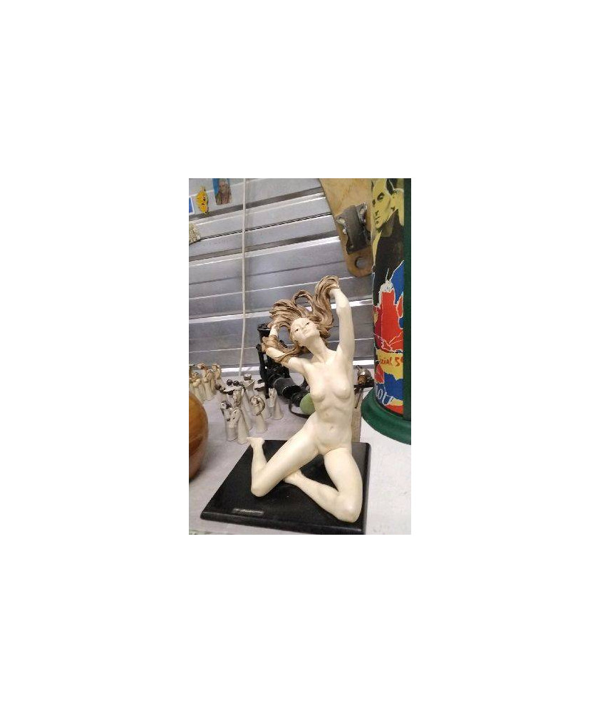 DECO STATUETTE FEMME SUR SOCLE - SANTINI