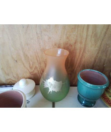 VASE EN VERRE COLORÉ AVEC TOUCHE DORÉ 