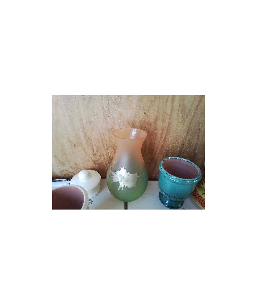 VASE EN VERRE COLORÉ AVEC TOUCHE DORÉ 