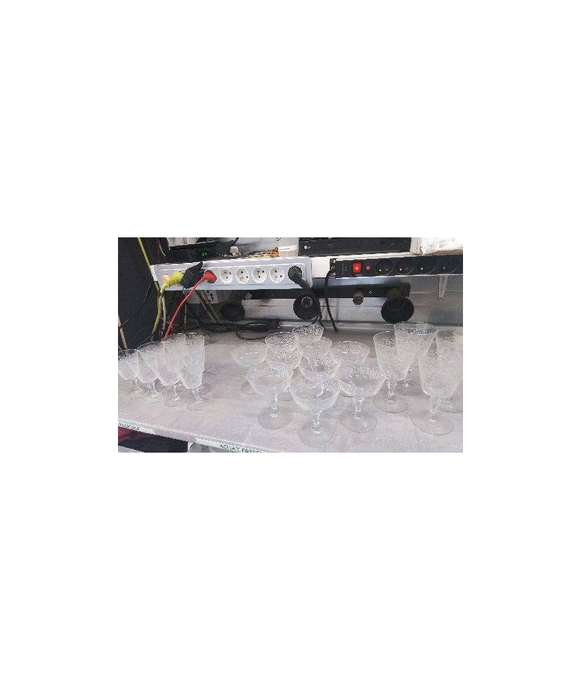 VERRE A PIED MOTIF BLANC LE LOT