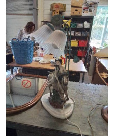 LAMPE 2 FEUX  A L AMAZONE RESINE ET MÉTAL SOCLE MARBRE 