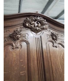 ARMOIRE DE MARIAGE CAUCHOISE CHÊNE SCULPTÉ AUX COLOMBES