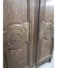 ARMOIRE DE MARIAGE CAUCHOISE CHÊNE SCULPTÉ AUX COLOMBES