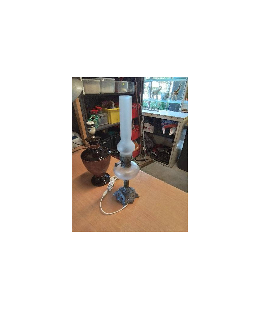 LAMPE A PETROLE ÉLECTRIFIÉE MÉTAL VERRE OPALESCENT 