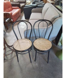 PAIRE DE CHAISES MÉTAL NOIR CINTRÉ ASSISE CANNÉE 