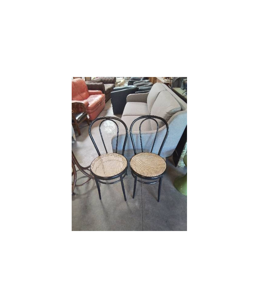 PAIRE DE CHAISES MÉTAL NOIR CINTRÉ ASSISE CANNÉE 