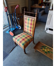 CHAISE BASSE BOIS TORSADÉ ASSISE ET DOSSIER CAPITONNÉ TISSU COLORÉ EN L\'ÉTAT 