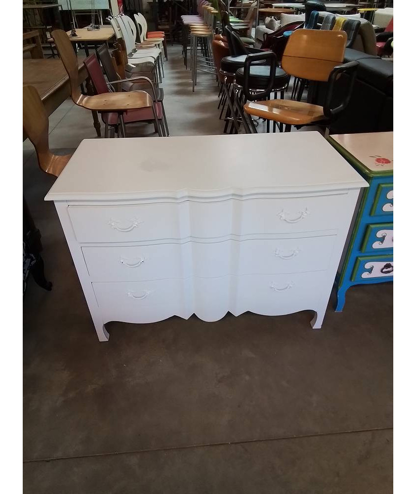 COMMODE A RESSAUT STYLE LOUIS XV 3 TIROIRS BOIS PEINT BLANC