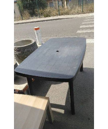 TABLE DE JARDIN PLASTIQUE EN L’ETAT
