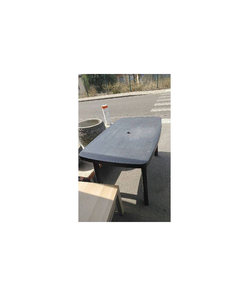 TABLE DE JARDIN PLASTIQUE EN L’ETAT