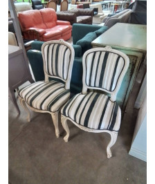 PAIRE DE CHAISES BOIS ECRU ASSISE ET DOSSIER CAPITONNÉ TISSU NOIR BLANC ET TAUPE STYLE RÉGENCE 
