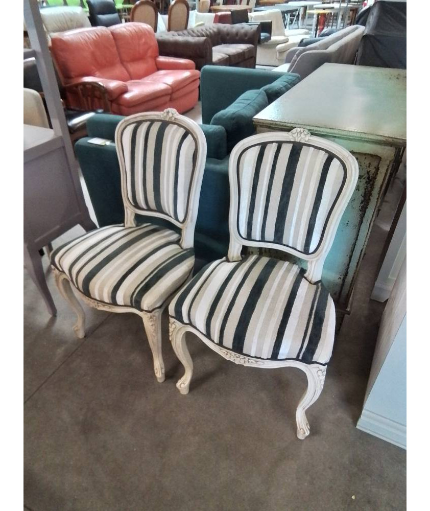 PAIRE DE CHAISES BOIS ECRU ASSISE ET DOSSIER CAPITONNÉ TISSU NOIR BLANC ET TAUPE STYLE RÉGENCE PAIRE DE CHAISES BOIS ECRU ASSISE ET DOSSIER CAPITONNÉ TISSU NOIR BLANC ET TAUPE STYLE RÉGENCE