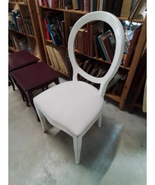 CHAISE BOIS BLANC DOSSIER MÉDAILLON ASSISE CAPITONNÉ TISSU ÉCRU 