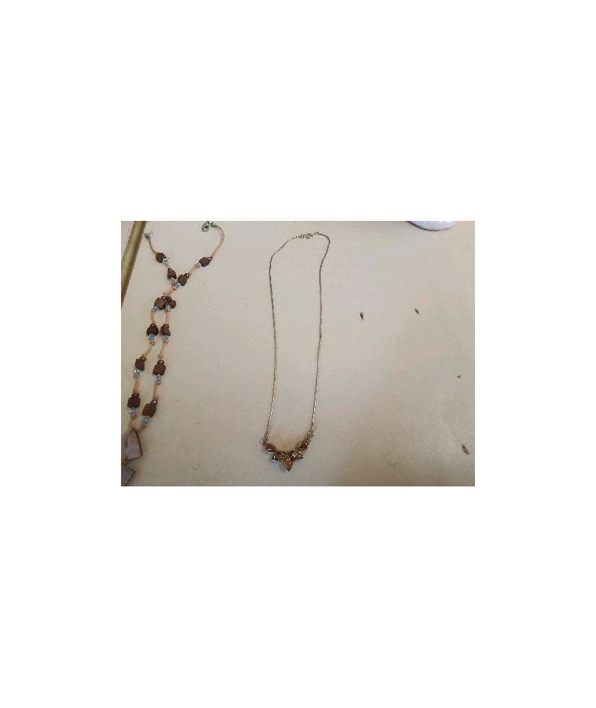 COLLIER AVEC DES PIERRES D’AMBRE