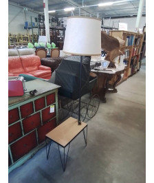 LAMPADAIRE A TABLETTE FER FORGÉ ET BOIS CLAIR AJ ECRU LISERÉ DORÉ ANNÉES 50