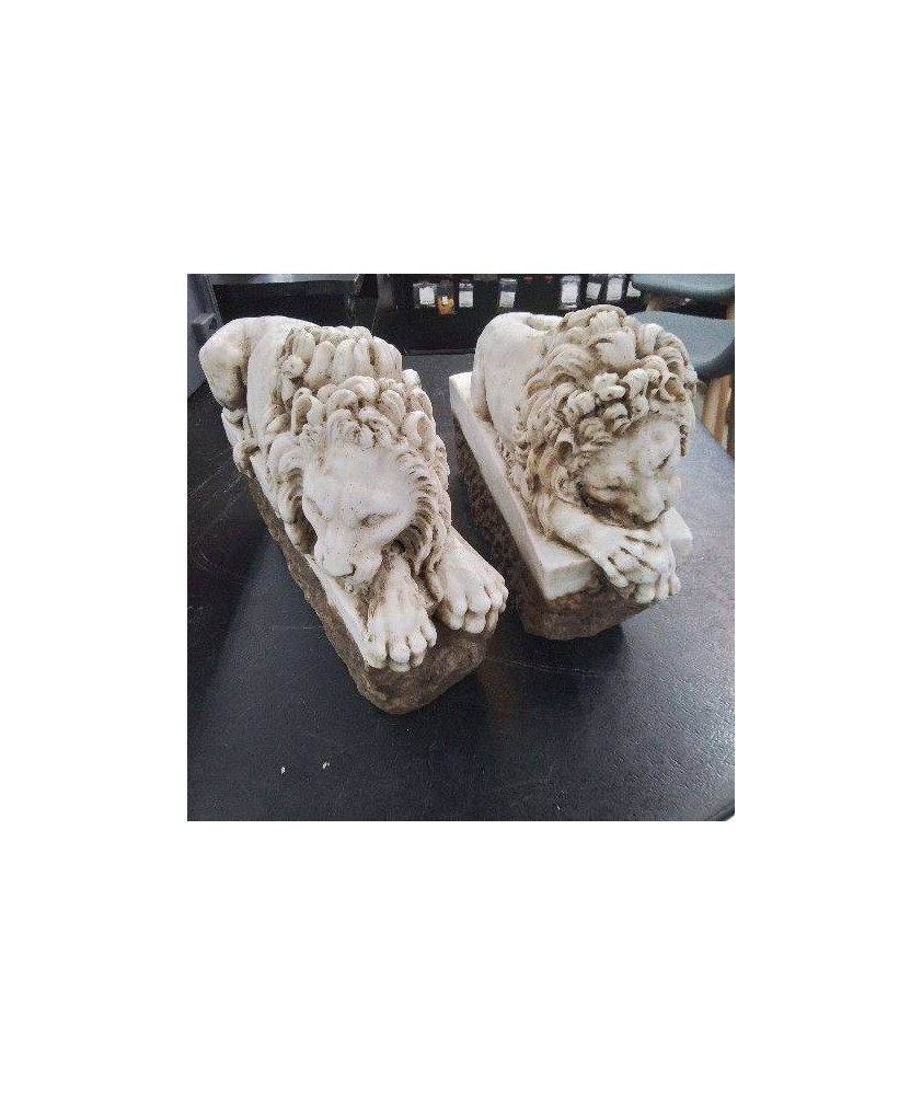 PAIRE DE LIONS COUCHÉS EN MARBRE SCULPTÉ