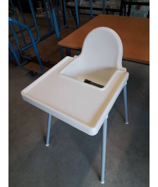 CHAISE HAUTE ENFANT PIÈTEMENT MÉTAL GRIS ASSISE RESINE BLANC