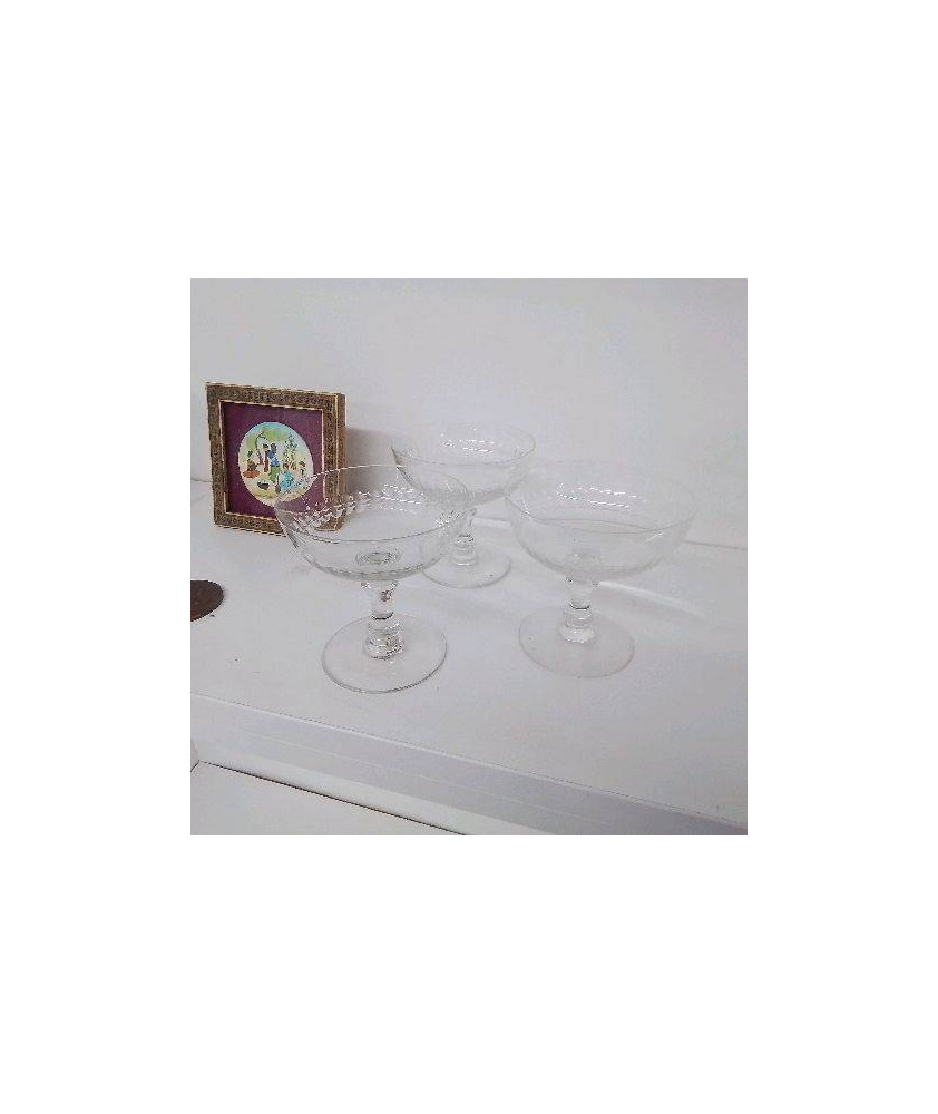 3 COUPES A CHAMPAGNE 