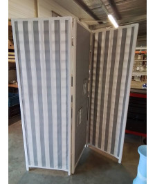 PARAVENT 3 FEUILLES BOIS PEINT ECRU ET TISSU ECRU TAUPE A RAYURES 