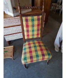 CHAISE BASSE BOIS TORSADÉ ASSISE ET DOSSIER CAPITONNÉ TISSU COLORÉ EN L\'ÉTAT 