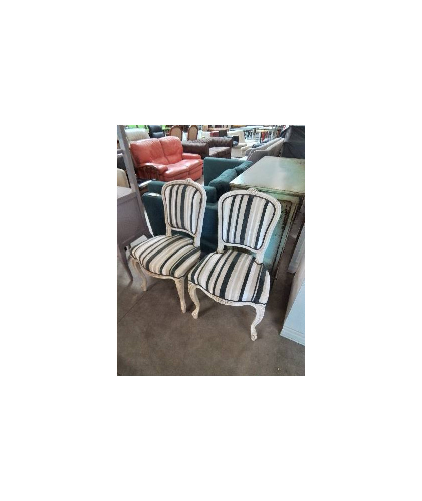 PAIRE DE CHAISES BOIS ECRU ASSISE ET DOSSIER CAPITONNÉ TISSU NOIR BLANC ET TAUPE STYLE RÉGENCE 