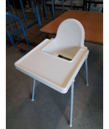CHAISE HAUTE ENFANT PIÈTEMENT MÉTAL GRIS ASSISE RESINE BLANC