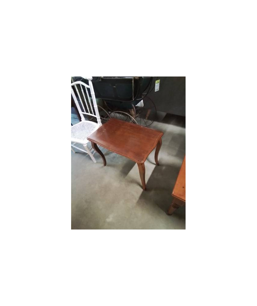 TABLE BASSE RECTANGULAIRE CHANTOURNÉ PIEDS GALBES STYLE RÉGENCE 