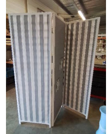 PARAVENT 3 FEUILLES BOIS PEINT ECRU ET TISSU ECRU TAUPE A RAYURES 