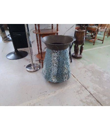 GRAND VASE EN TÔLE MARTELÉE