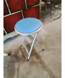 TABOURET PLIANT PIÈTEMENT METAL GRIS ASSISE RESINE BLEU